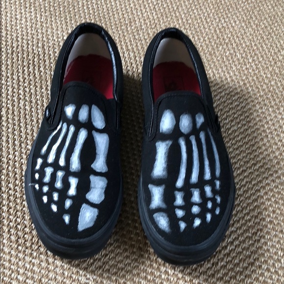 vans slip on skeleton foot